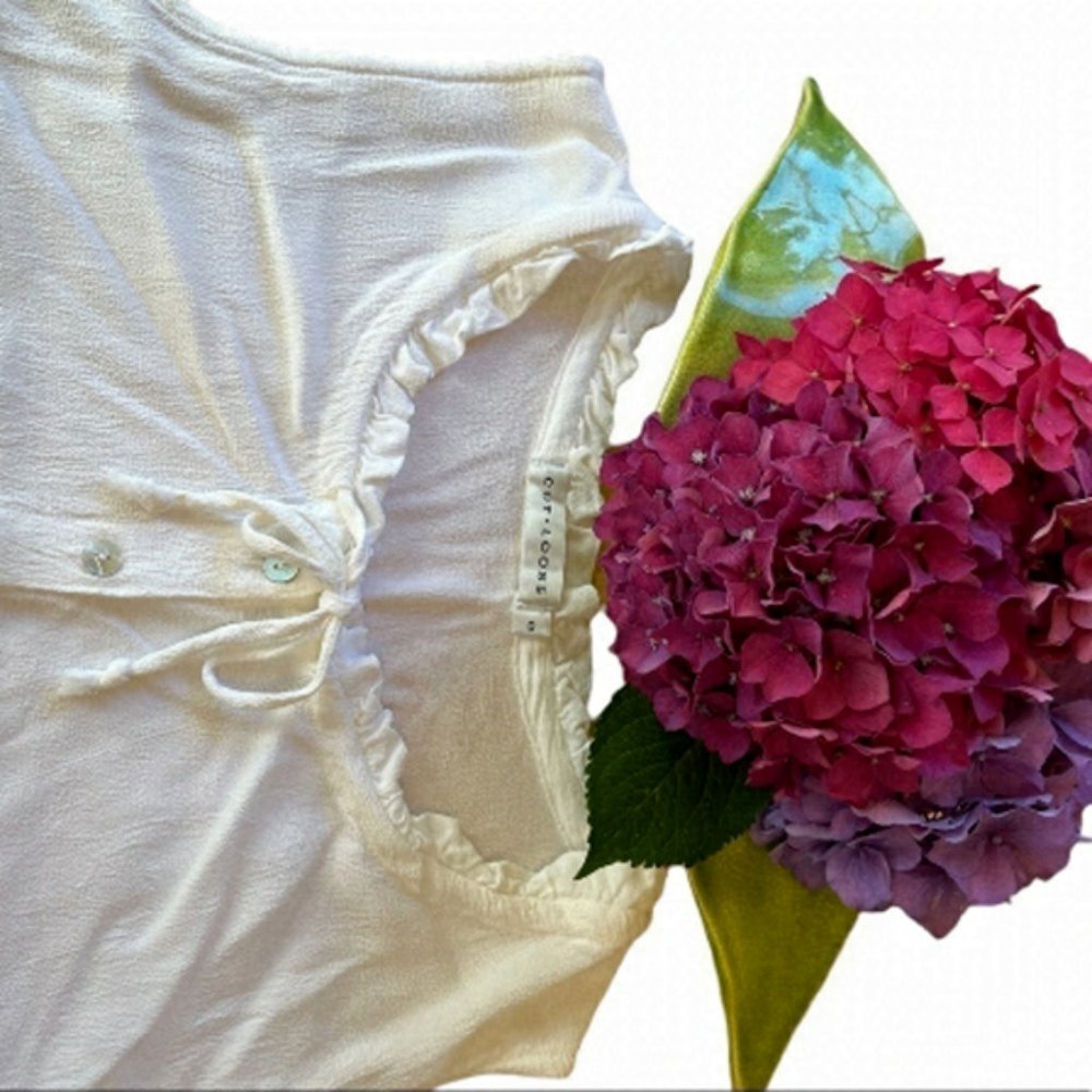 CUT Loose Sleeveless White Blouse